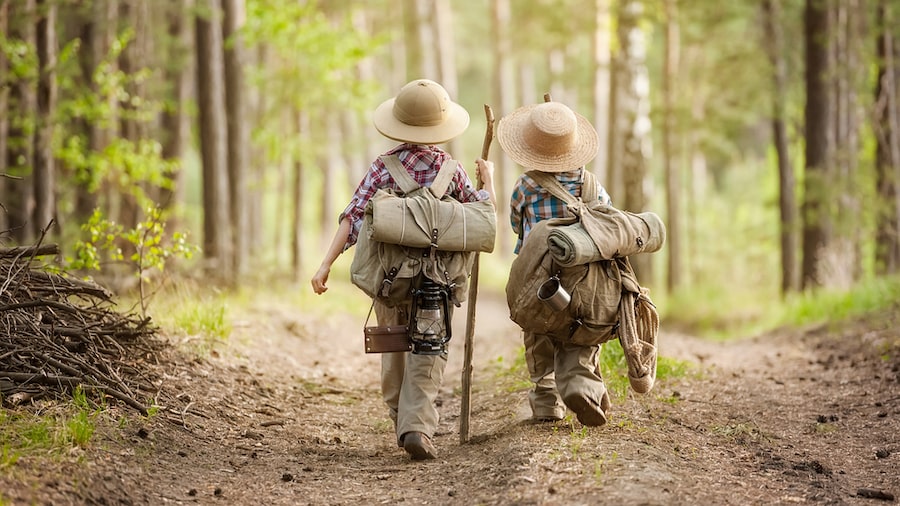 bambini esploratori che camminano in un sentiero nel bosco – gita fuori porta Roma Nord